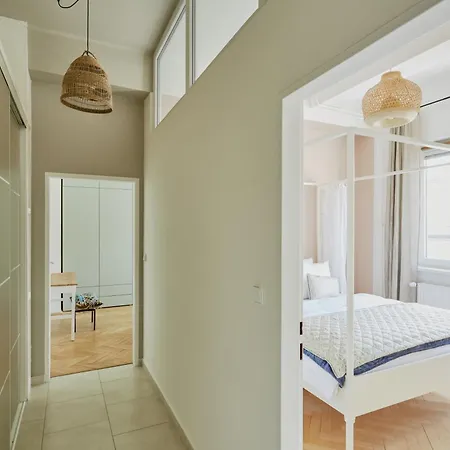 Luxury Riverside Apartment *